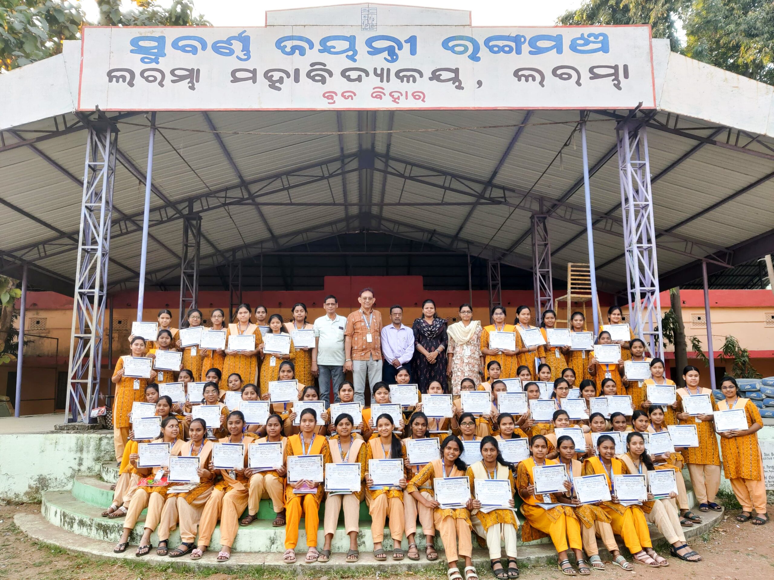 ଲରମ୍ଭା କଲେଜରେ ମହିଳା ଆତ୍ମସୁରକ୍ଷା ତାଲିମ୍ ଶିବିର ଉଦଯାପିତ :