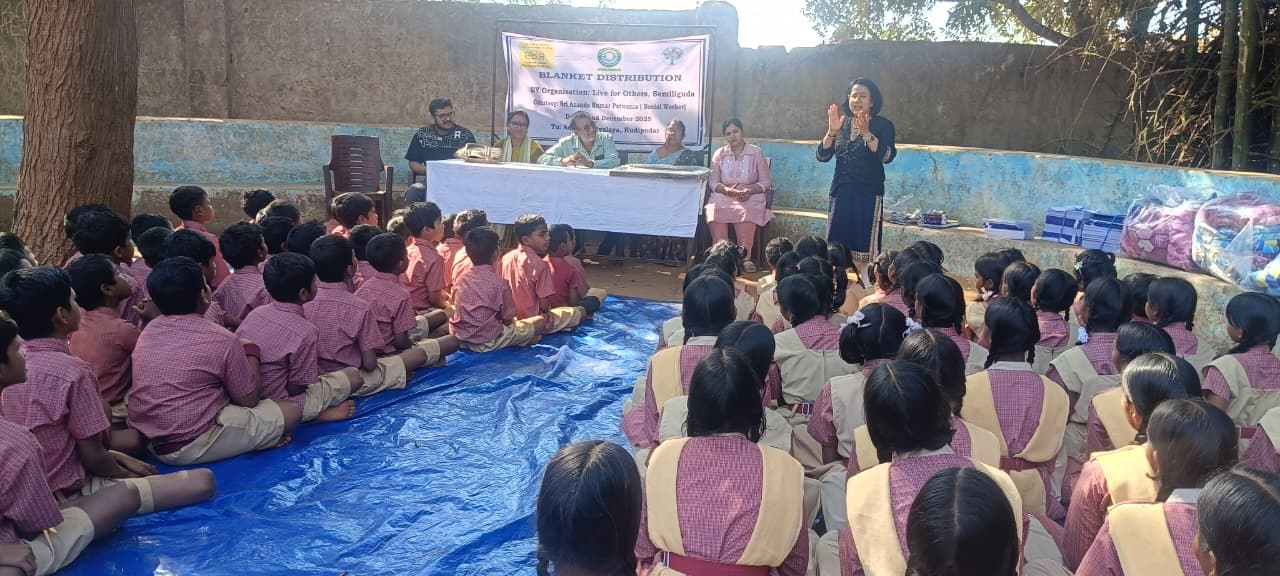 ପାଟୱାନିଆ ପରିବାର ସୌଜନ୍ୟରୁ ଲିଭ ଫର ଅଦର୍ସର କମ୍ବଳ ବଣ୍ଟନ।