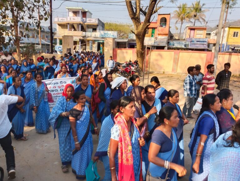 ଦୁର୍ନିତୀଗ୍ରସ୍ତ ଡାକ୍ତରଙ୍କ ଗିରଫ ଓ ବଦଳି ଦାବିରେ ଶୋଭାଯାତ୍ରା ।