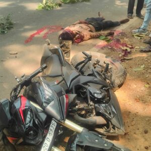 ଓଭର ଟେକ୍ ହେଲା କାଳ ,ଗଛକୁ ପିଟି ହୋଇ ଯୁବକ ମୃତ ।