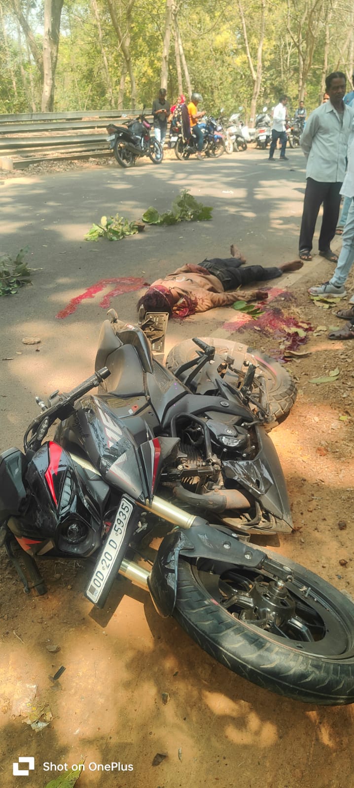 ଓଭର ଟେକ୍ ହେଲା କାଳ ,ଗଛକୁ ପିଟି ହୋଇ ଯୁବକ ମୃତ ।