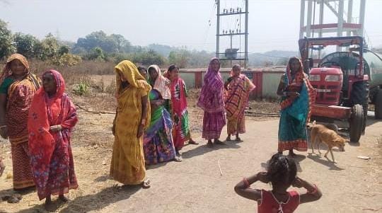 ମୋହନା ବ୍ଲକର କିଛି ଅଞ୍ଚଳରେ ଖରାଦିନ ନ ଆସୁଣୁ ପାନୀୟ ଜଳର ଅଭାବ ବେଳେ ଘର ନିର୍ମାଣ କାମରେ ପିଇବା ପାଣି ବ୍ୟବହାରକୁ ବିରୋଧ କଲେ ଗ୍ରାମବାସୀ ।