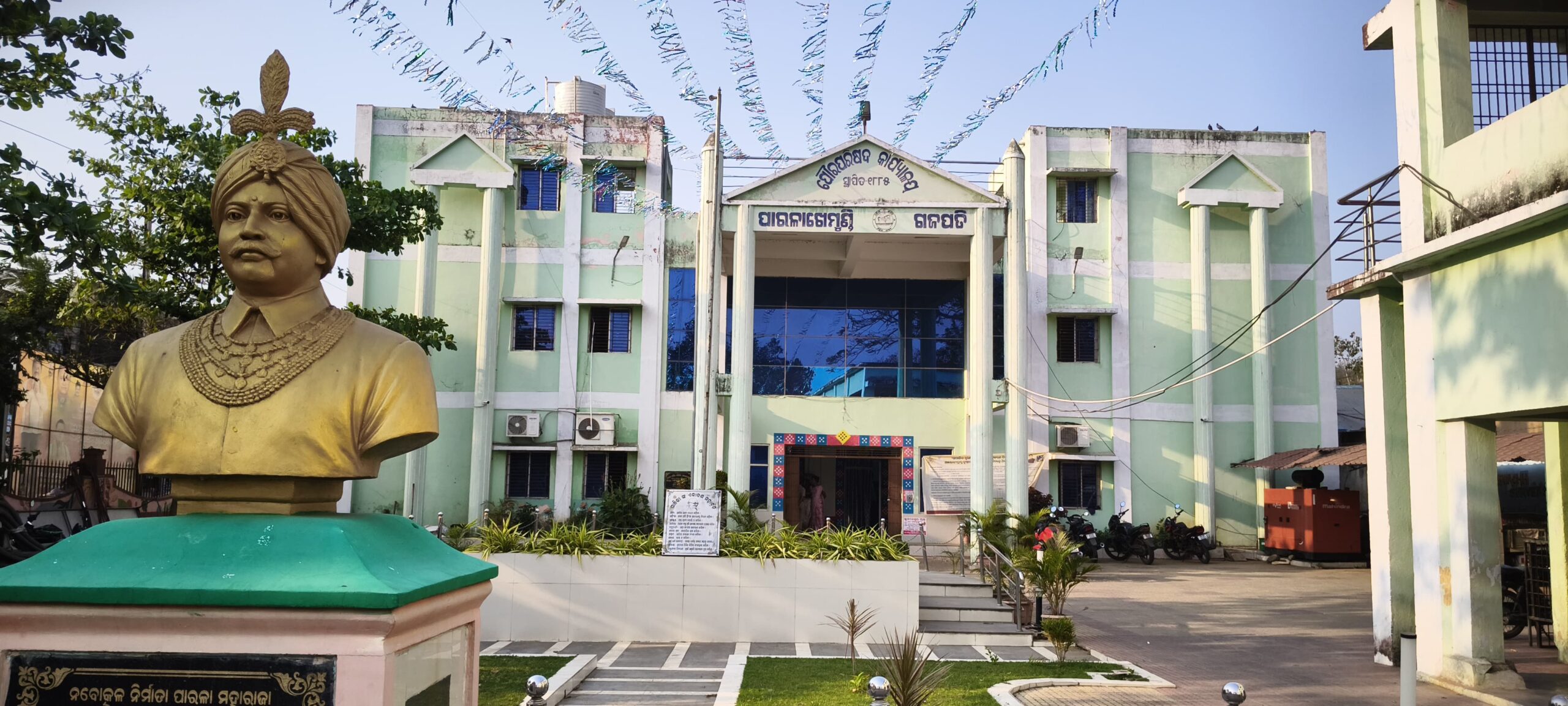 ପୌରପରିଷଦ କ୍ୱାର୍ଟର୍ସ ଲାଗିଛି ଭଡ଼ାରେଅବସର ପରେ ବି ମାଡ଼ିବସିଛନ୍ତି କର୍ମଚାରୀ ୫୫ ଲକ୍ଷରୁ ଅଧିକ ଭଡ଼ା ବକେୟା ।