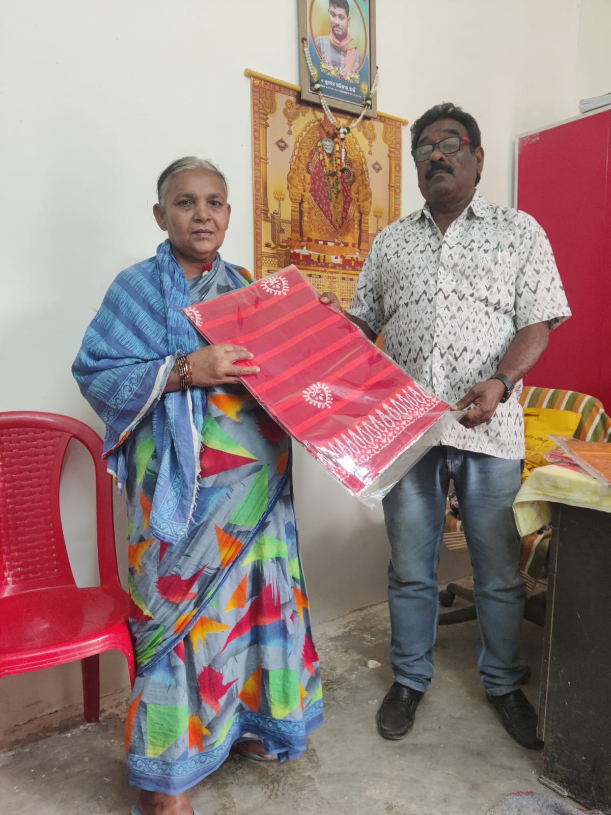 ମମତାର ହସ – ଆଶୀର୍ବାଦର ହାତ ବଢ଼ାଇଥିଲେ, ବଣିଆ ପରିବାର।