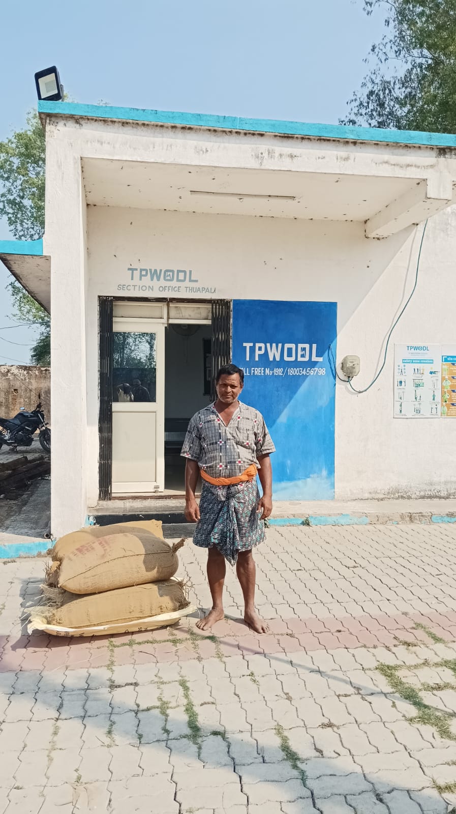 ଥୁଆପାଲି ବିଦ୍ୟୁତ ଟିପି ଡବ୍ଲ୍ଯୁଓଡିଏଲ ଅଫିସ ସମ୍ମୁଖରେ ବିଲ୍ ପୈଠ ପାଇଁ ନିଆରା ପ୍ରତିବାଦ।