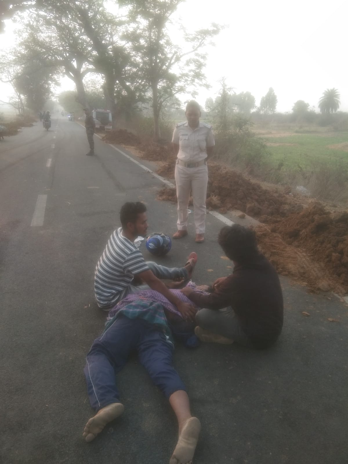 ଅଜଣା ଗାଡି ଧକ୍କାରେ ବାପା ମୃତ୍ୟୁ ପୁଅ ଆହତ ।