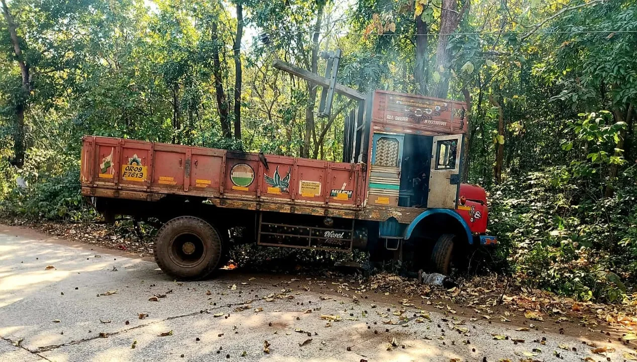 କାଳିଆପାଣି–ଟମକା ସଡକରେ ବିଦ୍ୟୁତ୍ ସଂସ୍ପର୍ଶରେ ଟ୍ରକ୍ ଚାଳକଙ୍କ ମୃତ୍ୟୁ