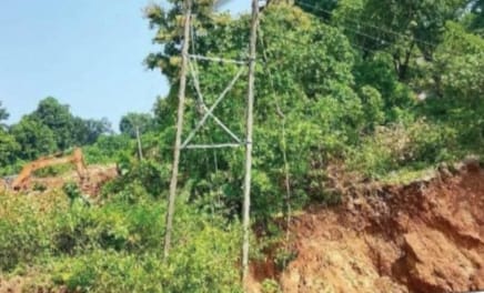 ମାଟିଖୋଳି ବିଦ୍ୟୁତ୍‌ଖୁଣ୍ଟ ଭାଙ୍ଗିଦେଲା ଠିକା ସଂସ୍ଥା ୬ ମାସ ହେଲା ଅନ୍ଧାରରେ କୁଣ୍ଡେଇସିଂ ଗ୍ରାମବାସୀ ।