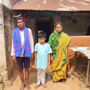 ଧନଞ୍ଜୟ ର ଚିକିତ୍ସା ପାଇଁ ଧନର ଅଭାବ । ଚିକିତ୍ସା ଶୋଜଗ ହାତ ବଢ଼ାଇବା ନିବେଦନ କଲେ ମା ।