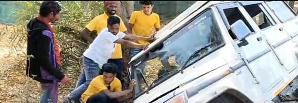 ଭାରସାମ୍ୟ ହରାଇ ଡ୍ରେନ୍‌ ଓ୍ବାଲ୍‌କୁ ଧକ୍କା ଦେଇ ଓଲଟି ପଡ଼ିଲା ବୋଲେରୋ, ଭିତରେ ଥିଲେ…