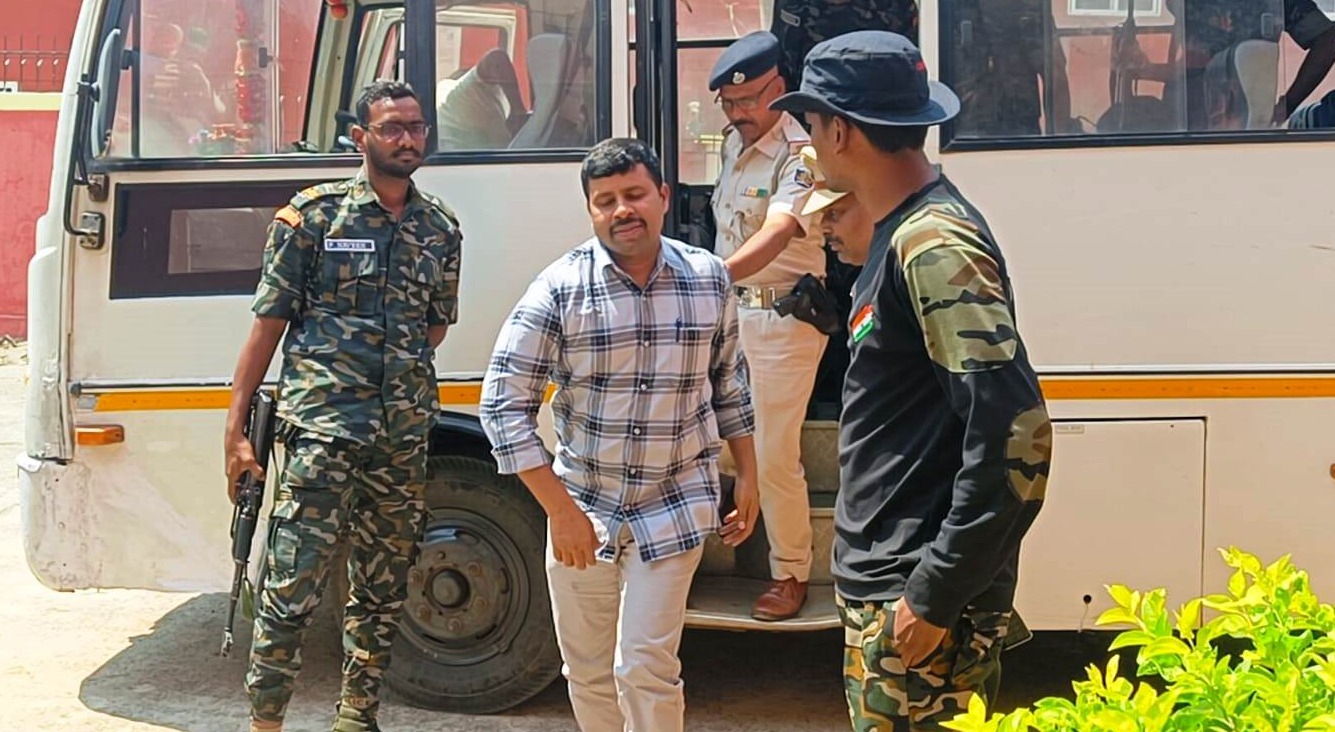 ମାଓ ନେତା ଆଜାଦଙ୍କୁ ଦ୍ବିତୀୟ ଥର ପାଇଁ ପାରଳାଖେମୁଣ୍ଡି ସ୍ୱତନ୍ତ୍ର ଅଦାଲତରେ ହାଜର ସାକ୍ଷ୍ୟ ପ୍ରମାଣ ଅଭାବରୁ 4 ମାମଲାରେ ନିର୍ଦ୍ଦୋଷରେ ଖଲାସ ।