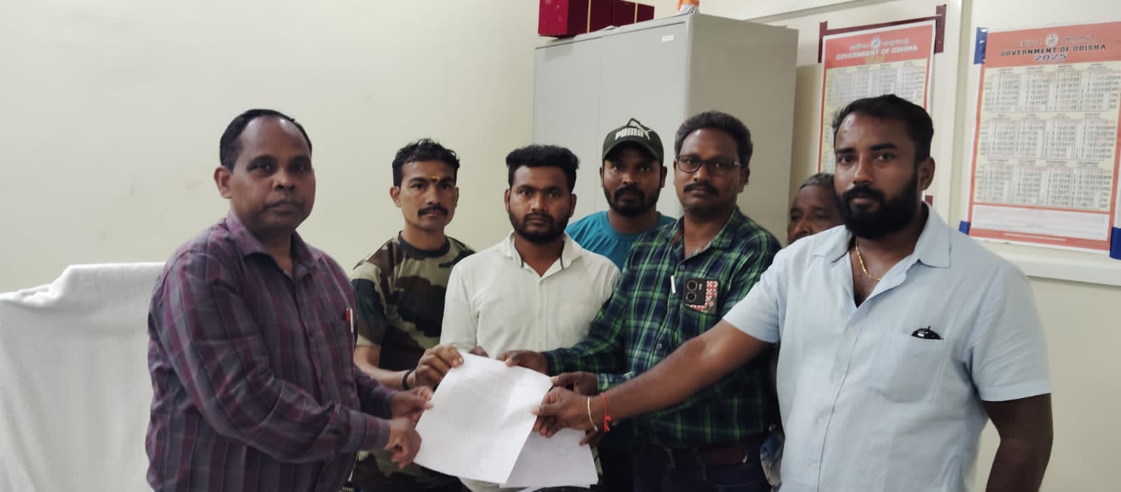 ମିନିଗାଁଗୁଡା ଗାଁକୁ ରସ୍ତ ନଥିବାରୁ ଅଖିଳ ଭାରତ କିଶାନ୍ ମଜଦୁର ସଭା ଜିଲ୍ଲା କମିଟି ପକ୍ଷରୁ ଏକ ପ୍ରତିନିଧି ଦଳ ସ୍ମାରକ ପତ୍ର ପ୍ରଦାନ ।