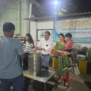 ସହଯୋଗ ଫାଉଣ୍ଡେସନ୍‌ର “ଅନ୍ନପୂର୍ଣ୍ଣା ଫୁଡ୍ ଫର୍ ଅଲ୍” କାର୍ଯ୍ୟକ୍ରମରେ ୭୦୦ ଲୋକଙ୍କୁ ରାତ୍ରି ଭୋଜନ ବଣ୍ଟନ