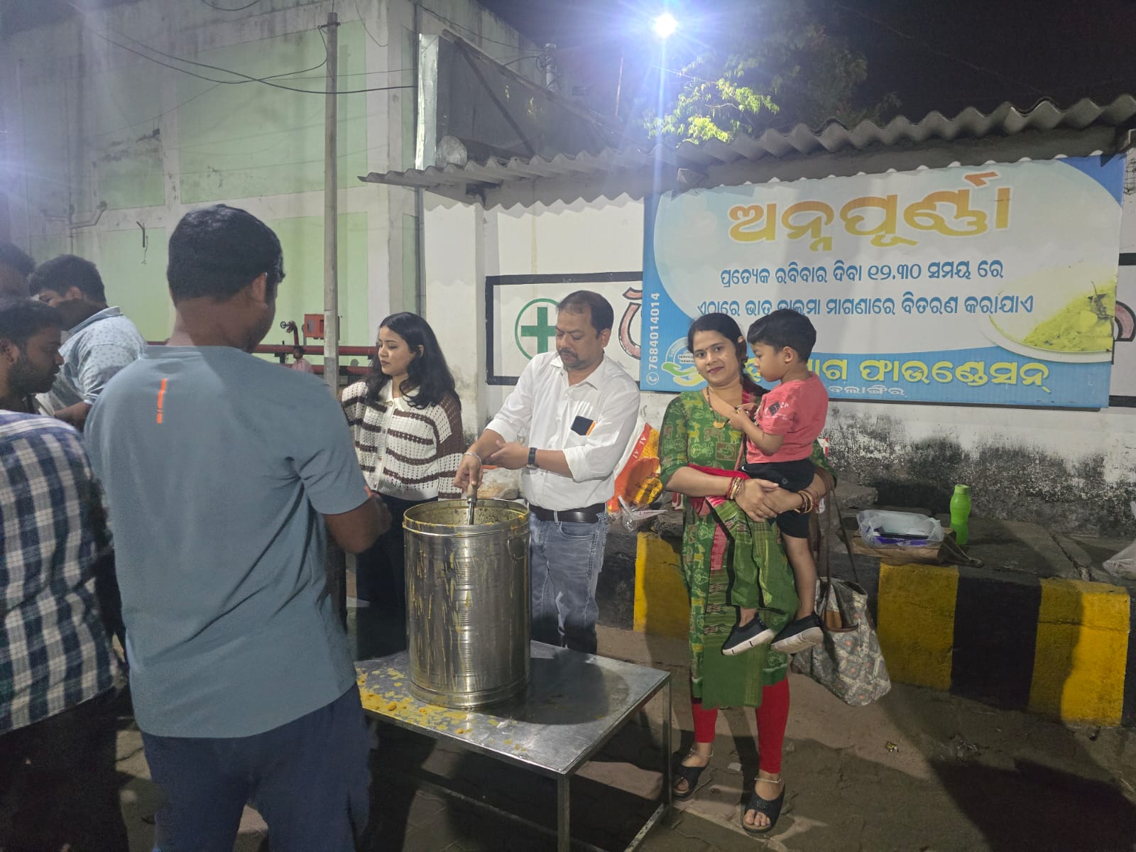 ସହଯୋଗ ଫାଉଣ୍ଡେସନ୍‌ର “ଅନ୍ନପୂର୍ଣ୍ଣା ଫୁଡ୍ ଫର୍ ଅଲ୍” କାର୍ଯ୍ୟକ୍ରମରେ ୭୦୦ ଲୋକଙ୍କୁ ରାତ୍ରି ଭୋଜନ ବଣ୍ଟନ