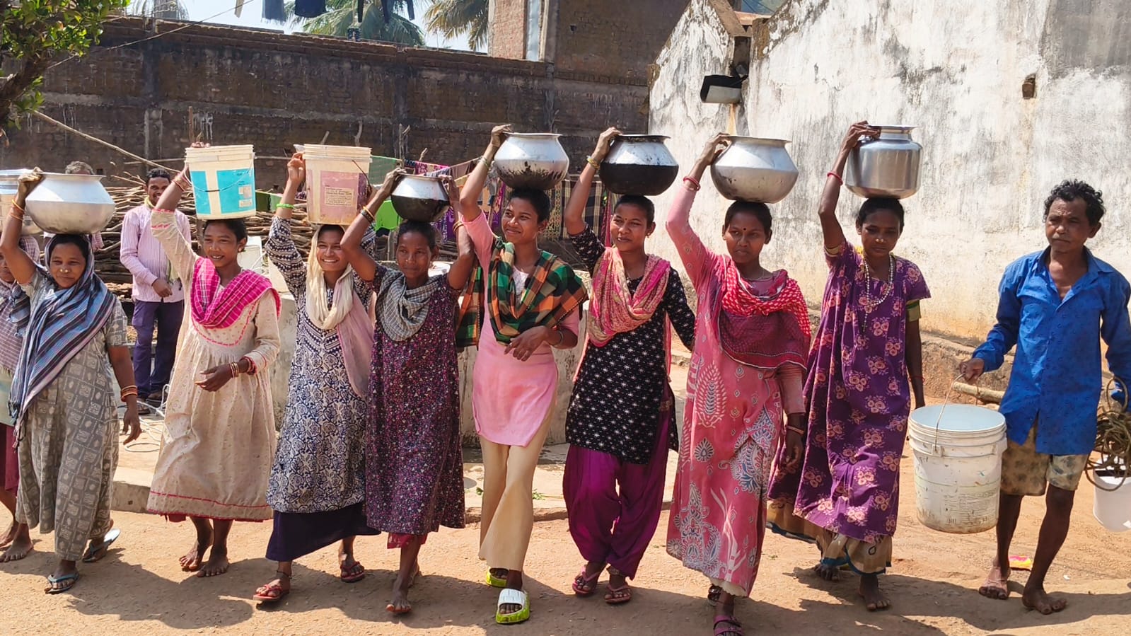 ପାଣି ପାଇଁ ଡହଳବିକଳ ପାହାଡ଼ିଆ ଅଞ୍ଚଳ ବାସିନ୍ଦା, ଗ୍ରୀଷ୍ମଋତୁ ଆରମ୍ଭରୁ ତରଳା ଗ୍ରାମରେ ପାନୀୟଜଳ ସଙ୍କଟ