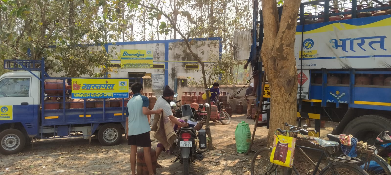 ରନ୍ଧନ ଗ୍ୟାସ୍ ସମସ୍ୟା, ମଧ୍ୟାହ୍ନ ଭୋଜନ ପ୍ରଭାବିତ ଆଶଙ୍କା ବନ୍ଦ ହେଲାଣି ହୋଟେଲ ଓ ରେସ୍ତୋରାଁ।