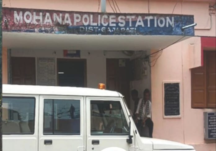 ବାପାମା’ ନ ଥିବା ବେଳେ କରୁଥିଲେ ବଳାତ୍କାର, ନାବାଳିକା ଗର୍ଭବତୀ ହେବା ପରେ ଫେରାର; ୪୬ ବର୍ଷୀୟ ତାରିଣୀଙ୍କୁ