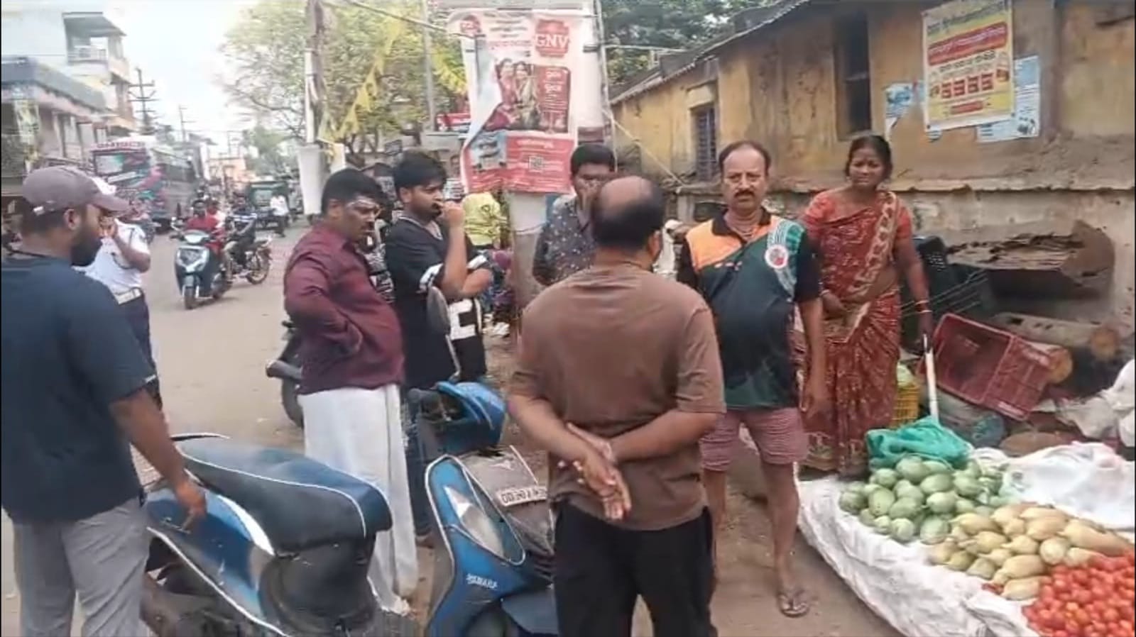 ସଂକ୍ରାନ୍ତିରେ ମହାରାଜା ଶ୍ରୀ କୃଷ୍ଣଚନ୍ଦ୍ର ଗଜପତି ଦୈନିକ ବଜାରରେ ପରିବା ବିକ୍ରି ବନ୍ଦ ,ଆମିଷ ଦୋକାନ ଖୋଲା ନେଇ ଚାଲିଛି ସଙ୍ଘର୍ଷ ସହରରେ ଆଗାମୀ ଦିନରେ ହେବାକୁ ଥିବା ବିଶୃଙ୍ଖଳା ପ୍ରଶାସନ ସମ୍ଭାଳିବେ ତ