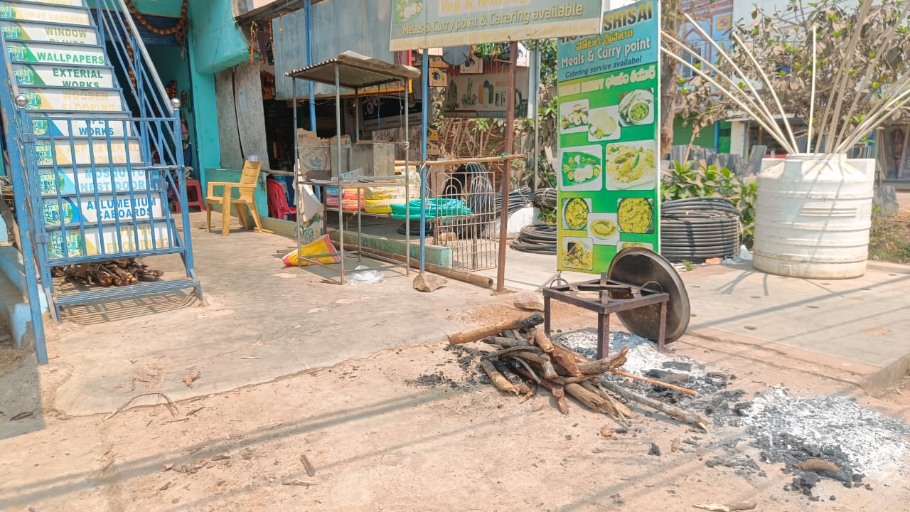 ଗ୍ୟାସ ଅଭାବ ବିକ୍ରି ଉଜାଡିବାକୁ ବସିଲାଣି ଛୋଟ ବ୍ୟବସାୟୀ ଙ୍କ ଜୀବନ ଜୀବିକା