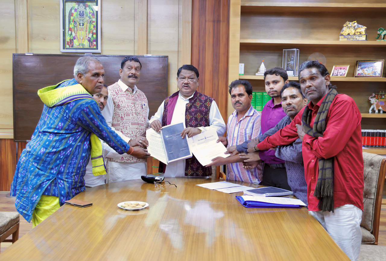 ନୂଆଦିଲ୍ଲୀରେ କେନ୍ଦ୍ରମନ୍ତ୍ରୀ ଶ୍ରୀ ଜୁଏଲ ଓରାମ ଙ୍କୁ ସାକ୍ଷାତ କେଲ ରାଷ୍ଟ୍ରିୟ ବିକାଶ ବଂଜାରା ମିଶନ ସଦସ୍ଯ ।