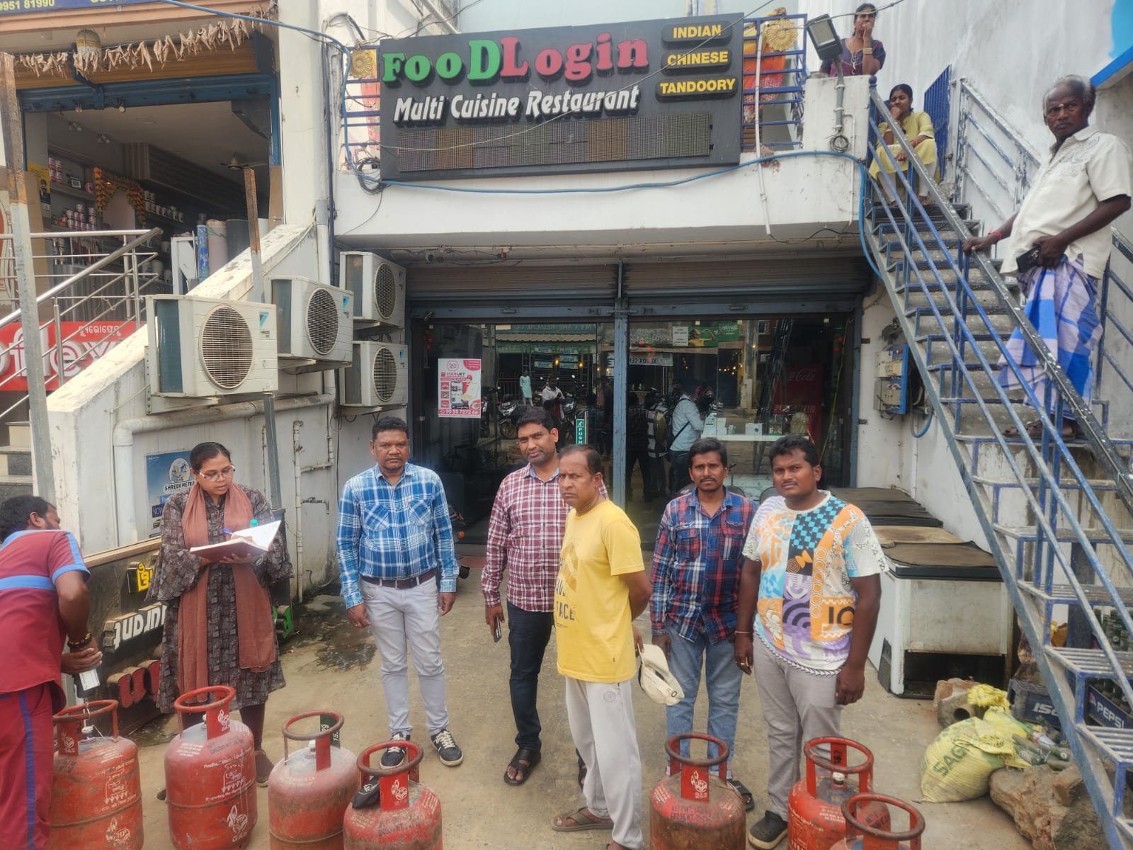 ଜିଲ୍ଲା ଯୋଗାଣ ବିଭାଗର ଚଢାଉ, 15ଟି ଘରୋଇ ଗ୍ୟାସ୍ ସିଲିଣ୍ଡର ଜବତ ।