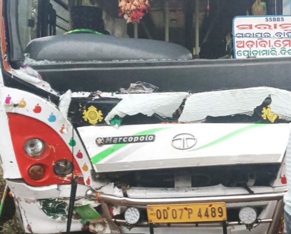 ଦୁଇ ବସ୍‌ ମୁହାଁମୁହିଁ, ୩୦ରୁ ଊର୍ଦ୍ଧ୍ୱ ଯାତ୍ରୀ ଆହତ ହୋଇଛନ୍ତି।