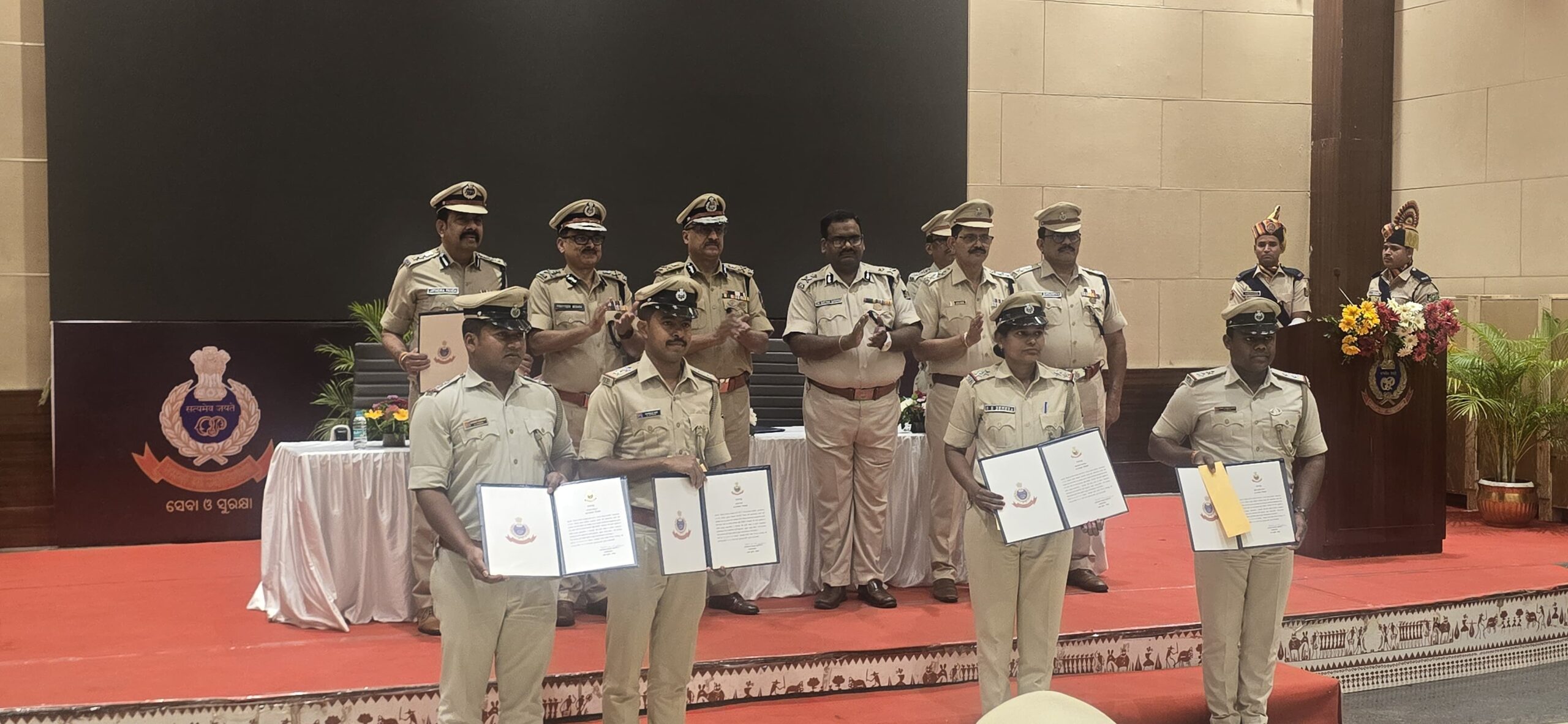 ଗଞ୍ଜେଇ ବିରୋଧୀ ଅଭିଯାନରେ ସଫଳତା ଏସ୍‌ପିଙ୍କ ସମେତ ୪ ପୁଲିସ୍ ଅଧୂକାରୀଙ୍କୁ ସମ୍ମାନିତ କଲେ ଡିଜିପି ।