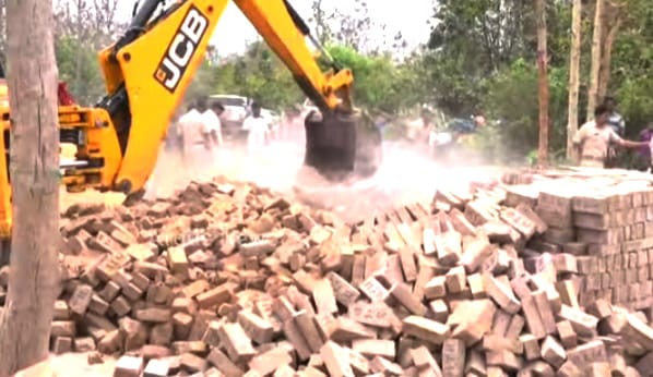 ଗଜପତିରେ ୧୦ ଗୋଟି ବେଆଇନ ଇଟା ଭାଟିକୁ ଭାଙ୍ଗି ଇଟା ଭାଟି ବନ୍ଦକଲା ପ୍ରଶାସନ ଓ ୧୦ ଲକ୍ଷ ଟଙ୍କା ଜରିମାନା ଆଦାୟ କରାଗଲା ।