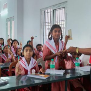 ରେଡକ୍ରସ କର୍ମୀଙ୍କ ୧୦୦ ଅନାଥ ଶିଶୁଙ୍କୁ କଲମ ବଣ୍ଟନ ।