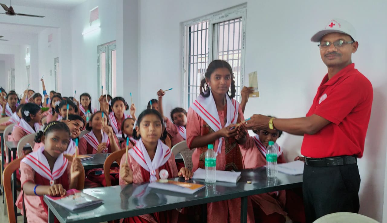 ରେଡକ୍ରସ କର୍ମୀଙ୍କ ୧୦୦ ଅନାଥ ଶିଶୁଙ୍କୁ କଲମ ବଣ୍ଟନ ।