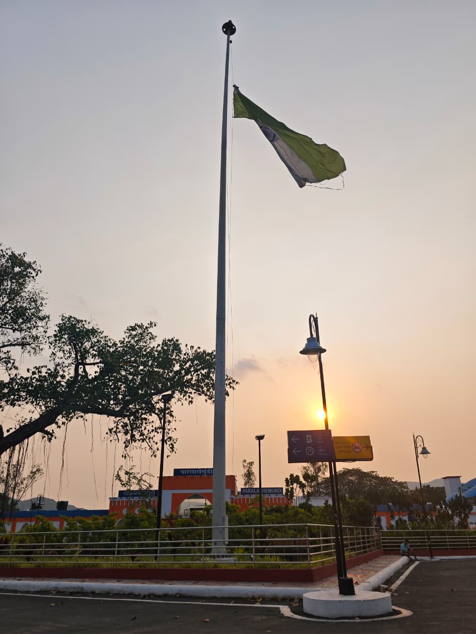 ତ୍ରିରଙ୍ଗାକୁ ଅସମ୍ମାନ