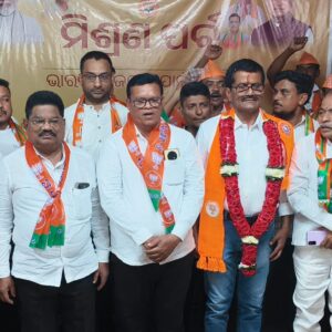 କଂଗ୍ରେସର ନେତୃତ୍ବ ଖୋଜା ଅଭିଯାନକୁ ବିଜେପିର ମିଶ୍ରଣ ପର୍ବ, ଜିଲ୍ଲାରେ ବଦଳୁଛି ରାଜନୈତିକ ସମୀକରଣ ।