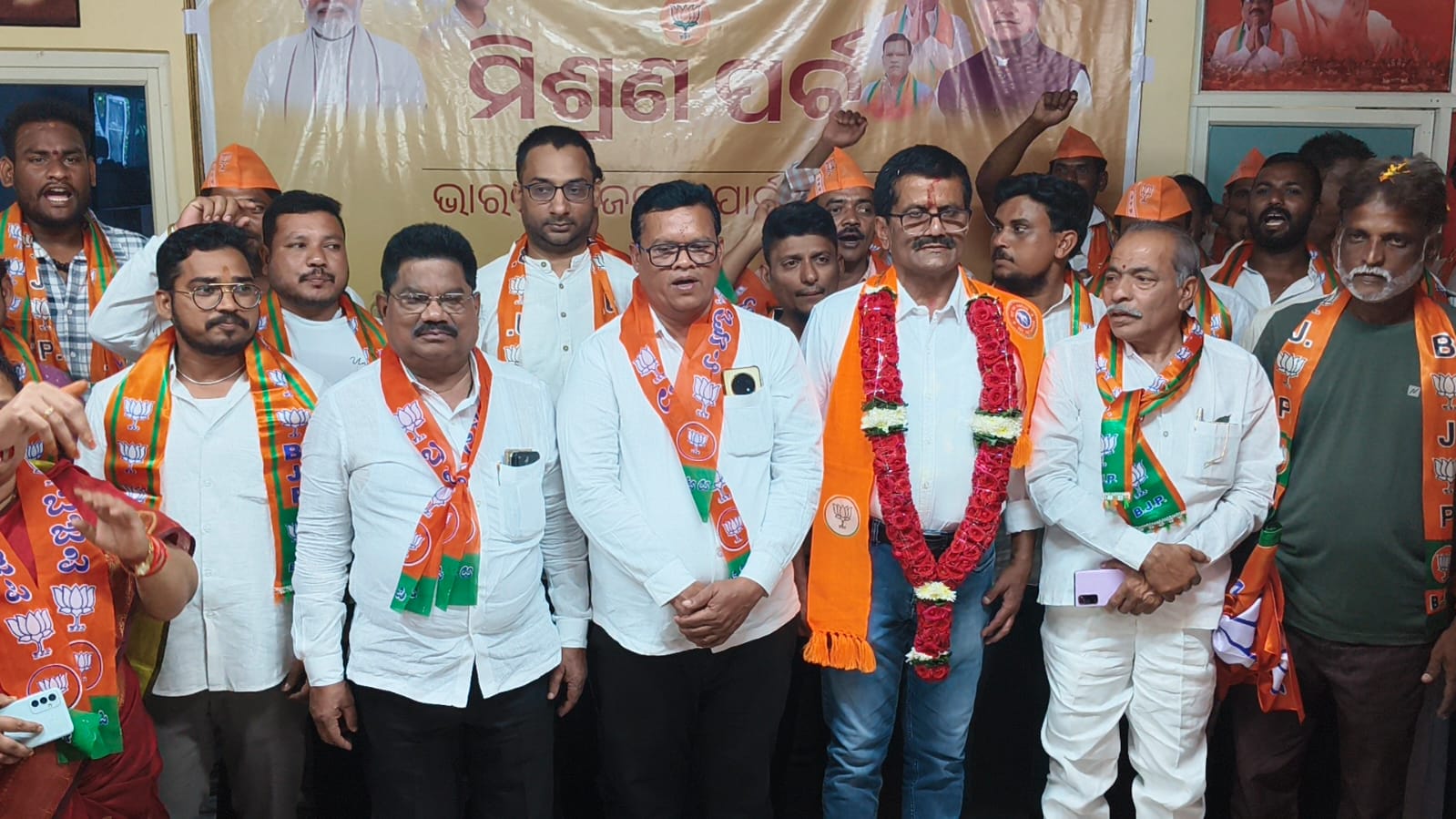 କଂଗ୍ରେସର ନେତୃତ୍ବ ଖୋଜା ଅଭିଯାନକୁ ବିଜେପିର ମିଶ୍ରଣ ପର୍ବ, ଜିଲ୍ଲାରେ ବଦଳୁଛି ରାଜନୈତିକ ସମୀକରଣ ।