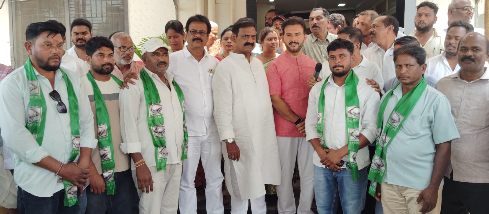 ବିଜେଡି ରେ ସାମିଲ ହେଲେ 20 ରୁ ଉର୍ଦ୍ଧ ବିଜେପି ଓ କଂଗ୍ରେସ ନେତା ଓ କର୍ମୀ ।