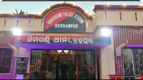 ସେକ୍ସ ରାକେଟ ଠାବ,୫ ଯୁବକ ଓ ଯୁବତୀ ଅଟକ।