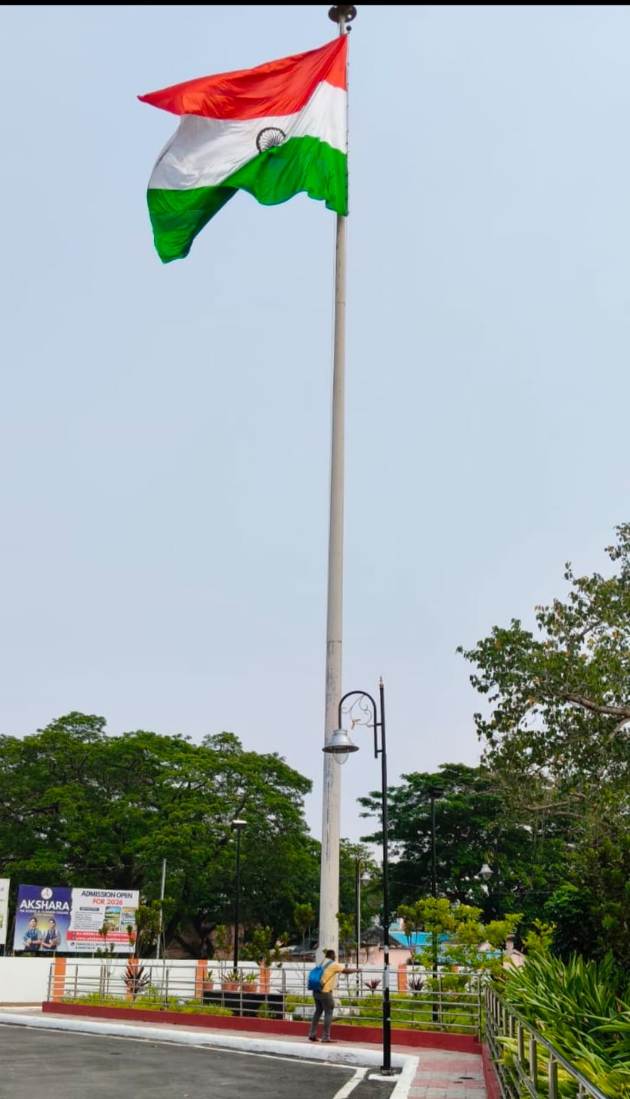 ତ୍ରିରଙ୍ଗାକୁ ସମ୍ମାନ ଦେଲା ରେଳବିଭାଗ ।