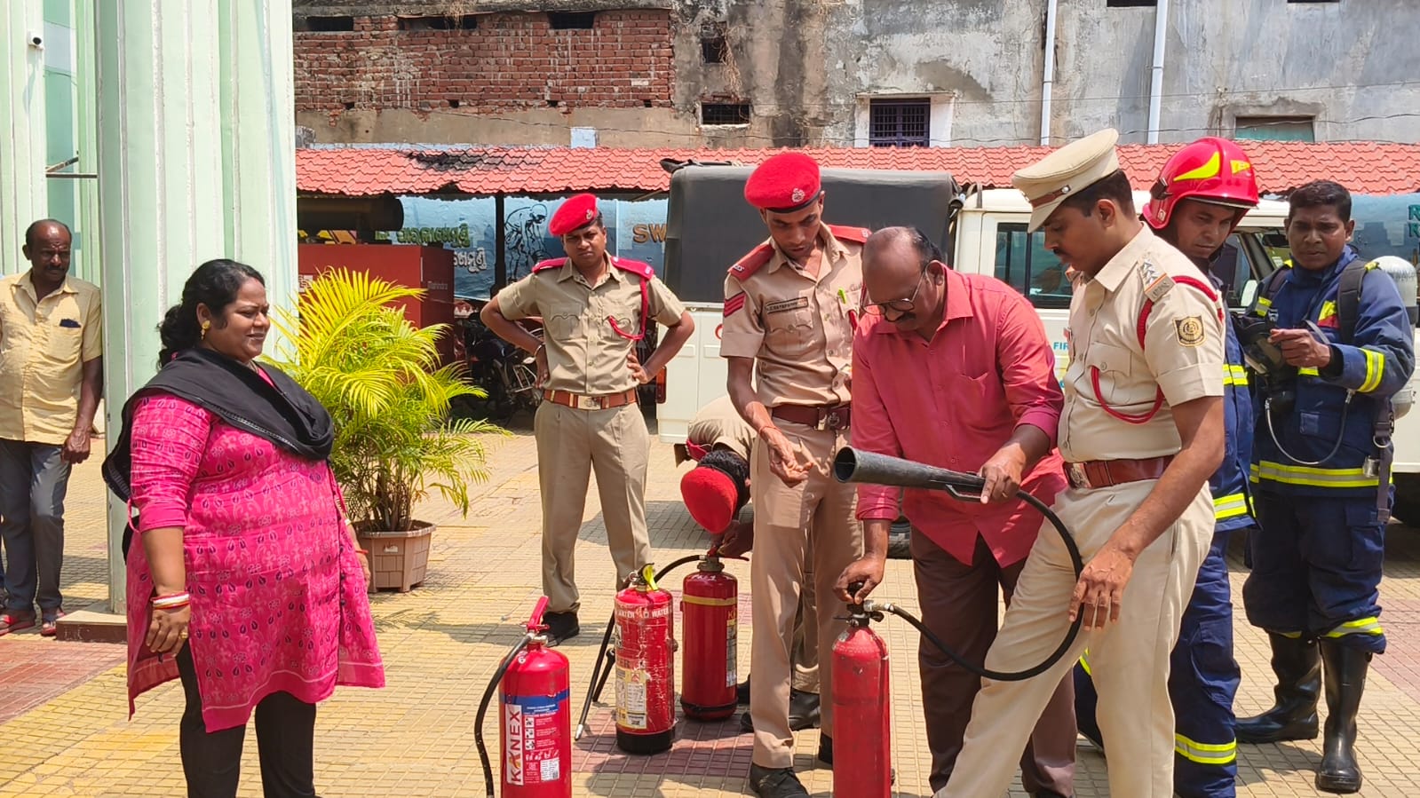 ପୌରପରିଷଦ କାର୍ଯ୍ୟାଳୟରେ ଅଗ୍ନି ସୁରକ୍ଷାକୁ ନେଇ ମକଡ଼୍ରିଲ ଓ ସଚେତନତା ବୈଠକ ।