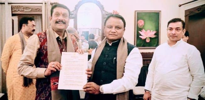 ମୁଖ୍ୟମନ୍ତ୍ରୀଙ୍କୁ କେନ୍ଦୁପତ୍ର କର୍ମଚାରୀଙ୍କ ଦୁଃଖ ଜଣାଇଲେ କେନ୍ଦୁପତ୍ର କର୍ମଚାରୀଙ୍କ ଅବସର ବୟସ ୬୫ ବର୍ଷକୁ ବୃଦ୍ଧି କରାଯାଉ ବରଗଡ ସାଂସଦ ପ୍ରଦୀପ ପୁରୋହିତ।