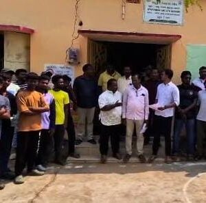 ସେରଙ୍ଗ ଥାନା ପୋଲିସ୍ ଅପାରଗତା ଅଞ୍ଚଳବାସୀଙ୍କ ଅଭିନଵ ଦାବି….. ଚୋରକୁ ଗିରଫ ଦାବିରେ ଡାକ୍ତରଖାନା ସମ୍ମୁଖରେ ପ୍ରତିବାଦ ଓ ବିକ୍ଷୋଭ ।