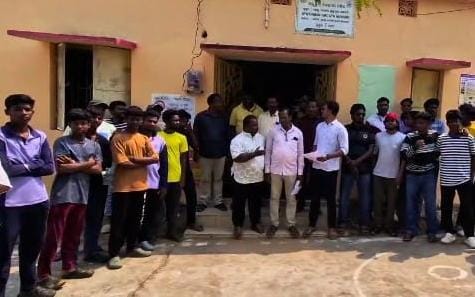 ସେରଙ୍ଗ ଥାନା ପୋଲିସ୍ ଅପାରଗତା ଅଞ୍ଚଳବାସୀଙ୍କ ଅଭିନଵ ଦାବି….. ଚୋରକୁ ଗିରଫ ଦାବିରେ ଡାକ୍ତରଖାନା ସମ୍ମୁଖରେ ପ୍ରତିବାଦ ଓ ବିକ୍ଷୋଭ ।