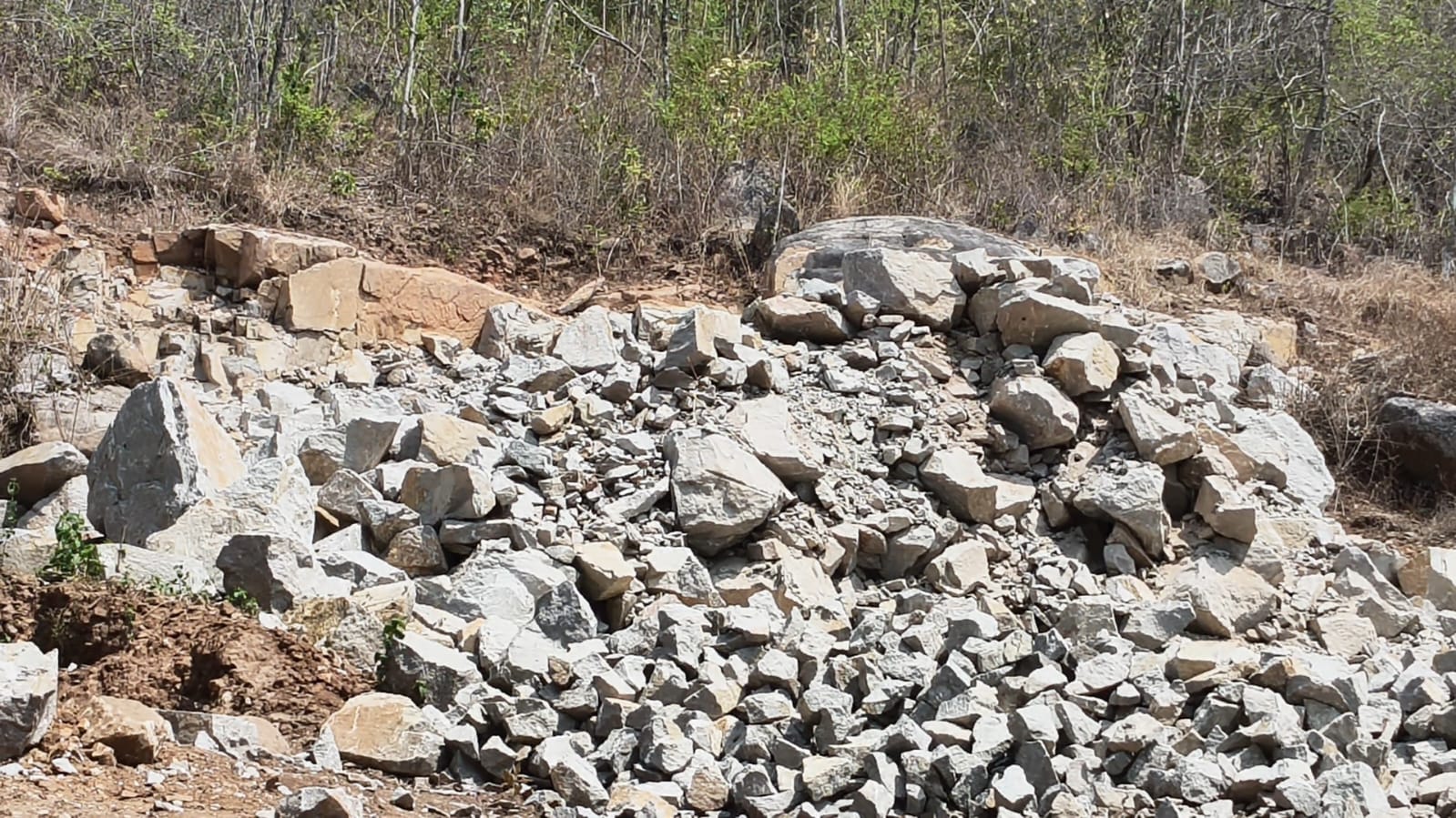 *ପାହାଡ଼ ରେ ବେଆଇନ ପଥର ବ୍ଲାଷ୍ଟିଙ୍ଗ, ପ୍ରଶାସନ ନିରବଦ୍ରଷ୍ଟା