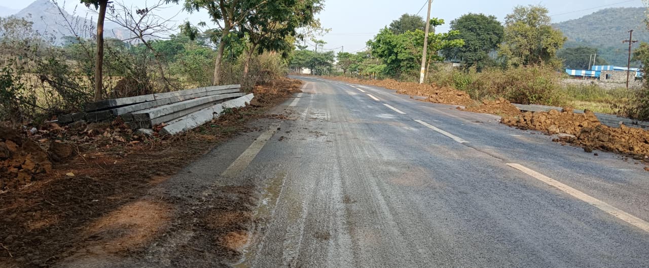 ମୁରମ ବଦଳରେ ଚକଟା ମାଟି ପକାଇ ମରଣଯନ୍ତା ସୃଷ୍ଟି କରିଛି ପୂର୍ତ୍ତ ବିଭାଗ ।