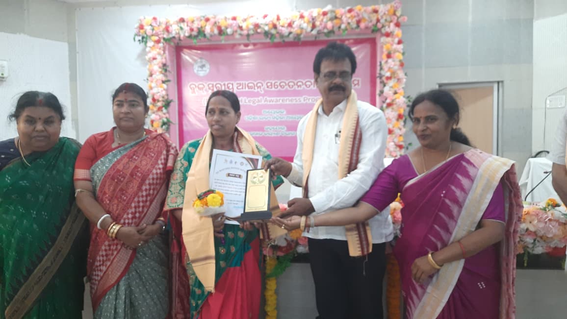 ଓଡ଼ିଶା ରାଜ୍ୟ ମହିଳା ଆୟୋଗ ସ୍ୱପ୍ନା ମହାନ୍ତିଙ୍କ ଦ୍ଵାରା ସମ୍ମାନିତ ହେଲେ କାର୍ଯ୍ୟରତ ମହିଳା ସାମ୍ବାଦିକା ରେଣୁବାଳା ବେହେରା ।