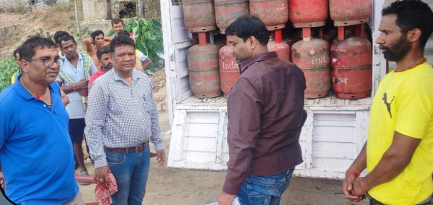 ଚୋରାରେ ଚାଲିଛି ଗ୍ୟାସ୍‌ କାରବାର, ୯୦ ଘରୋଇ ସିଲିଣ୍ଡର ଜବତ ।