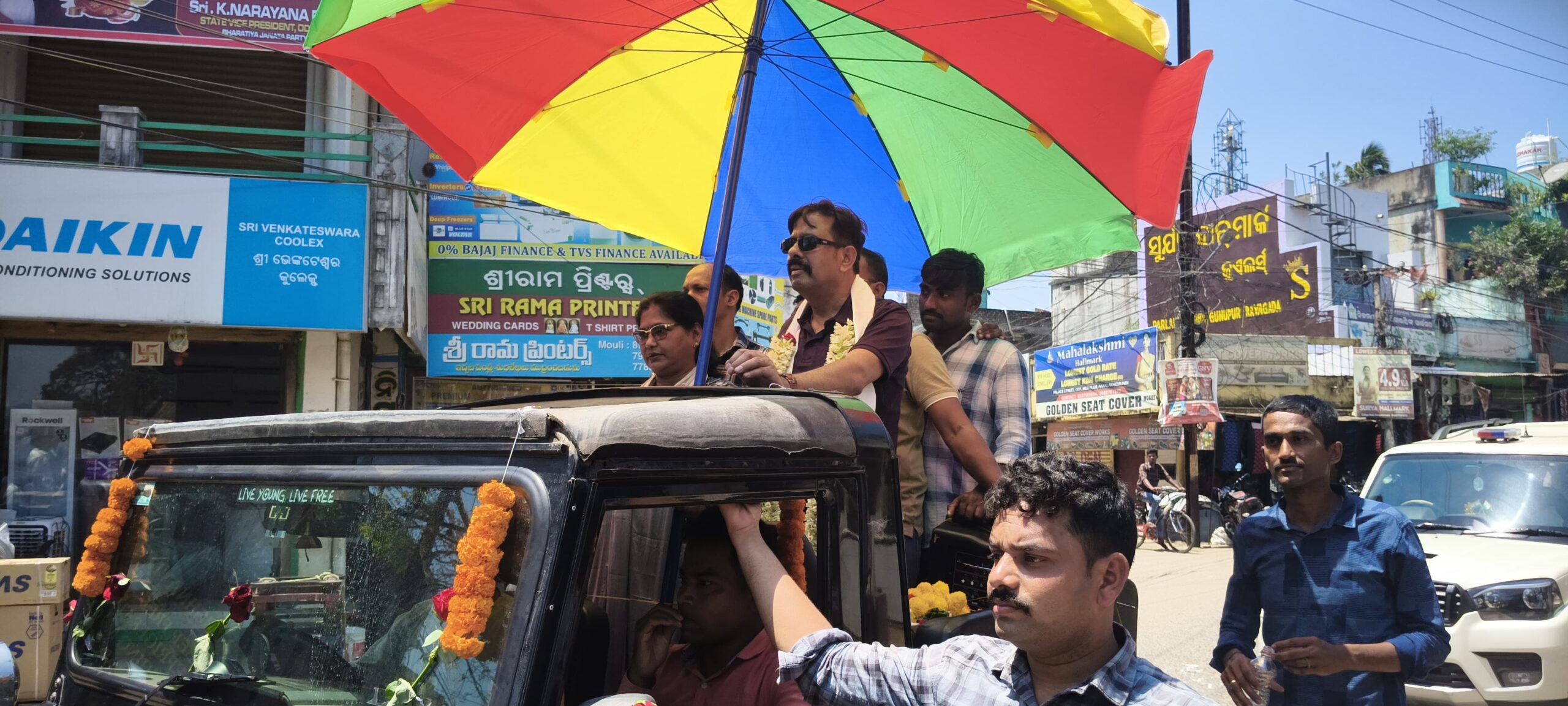 ବାଜାବାଜଣା ପଟୁଆରରେ ଅବସରପ୍ରାପ୍ତ ଏସପିଙ୍କୁ ବିଦାୟ ଦେଲେ ପୋଲିସ୍ ଓ ଜନସାଧାରଣ।