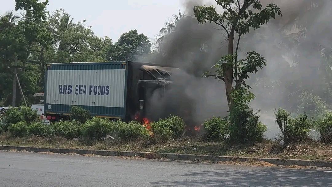ଗଞ୍ଜାମ ଜିଲ୍ଲା ସେରଗଡ଼ ଟୋଲଗେଟ ନିକଟରେ ସିଫୁଡ଼ ଟ୍ରକରେ ଲାଗିଲା ନିଆଁ