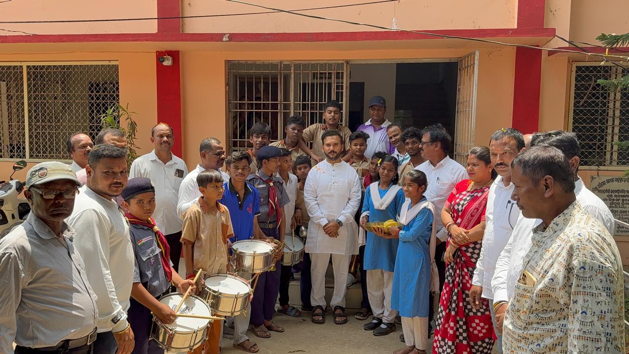 ଜିଲ୍ଲା ସ୍ତରୀୟ ପ୍ରବେଶ ଉତ୍ସବ ଏବଂ  ଖଡିଛୁଆଁ କାର୍ଯ୍ୟକ୍ରମ ସହ ସଚେତନତା ରଥର ଶୁଭାରମ୍ଭ ।