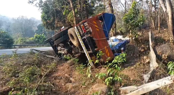 କେନ୍ଦୁଘାଟିରେ ଓଲଟିଲା କୋଳଥ ବୋଝେଇ ଟ୍ରକ୍‌: ଡ୍ରାଇଭର ଗୁରୁତର