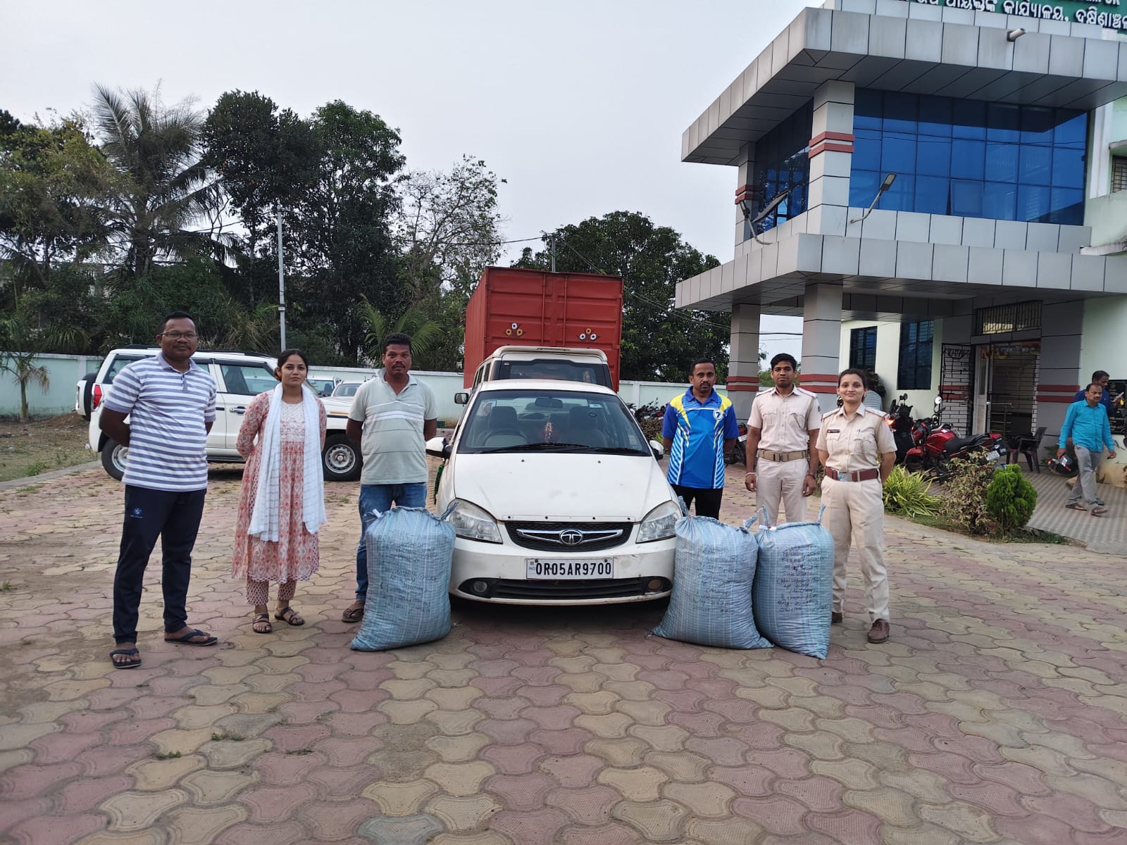 ଅବକାରୀ ଗୋଇନ୍ଦା ବିଭାଗ ପକ୍ଷରୁ ଚଢ଼ାଉ, ବିପୁଳ ପରିମାଣର ଗଞ୍ଜେଇ ସହ ଗୋଟିଏ କାର୍ ଜବତ