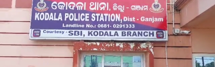 ସଡ଼କ ଦୁର୍ଘଟଣାରେ ପିତା ମୃତ, ଗୁରୁତର ପୁଅ ଡାକ୍ତରଖାନାରେ ଭର୍ତ୍ତି।